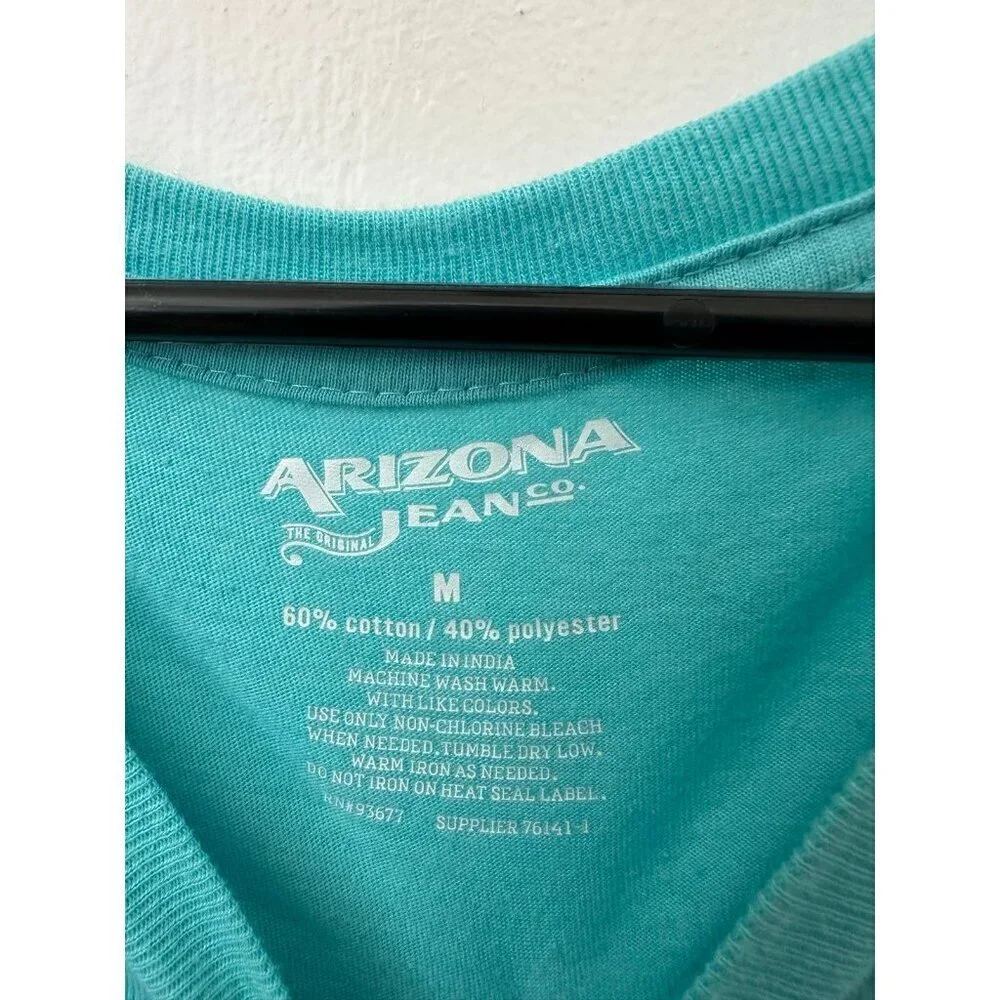 Arizona jeans, men’s size medium light blue T-shirt